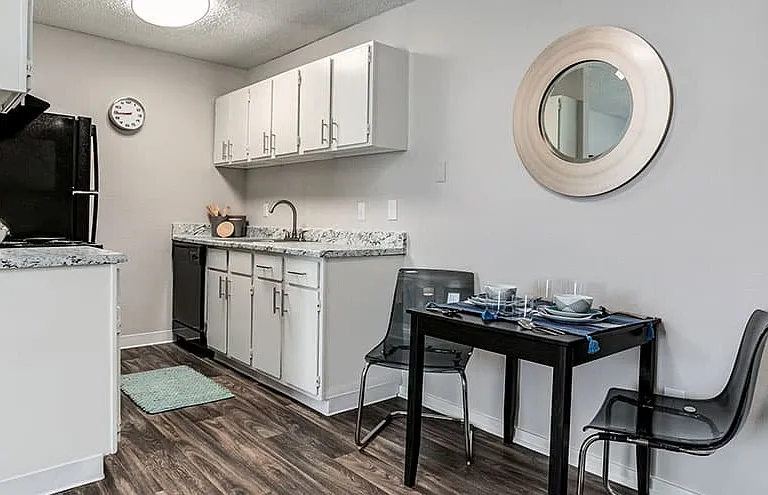 Sundance Apartments — Photo 1