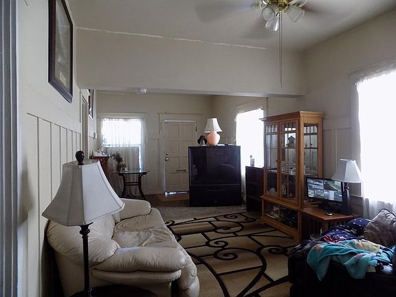 3rd image of 420 E Mariposa Ave