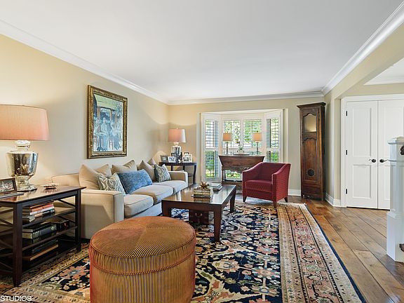 5th image of 327 Greenleaf Ave Unit B