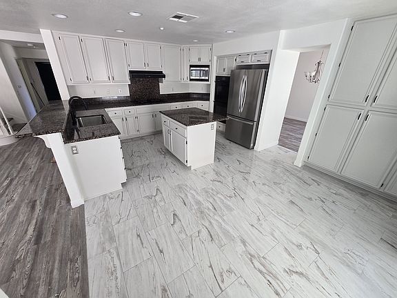 2nd image of 2136 Pointe Pkwy