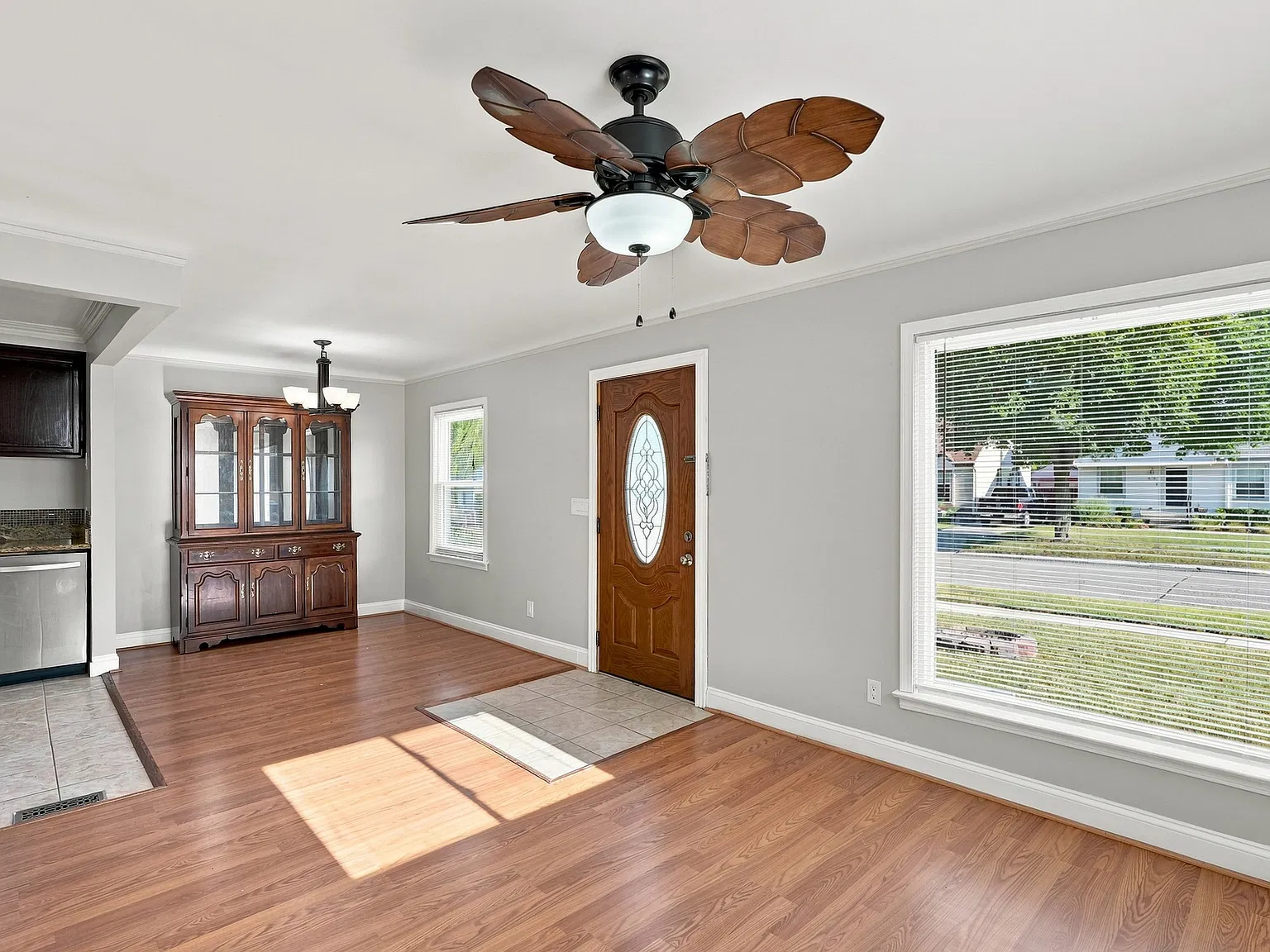 6 bed, 2352 sqft, $3,000 — Photo 3