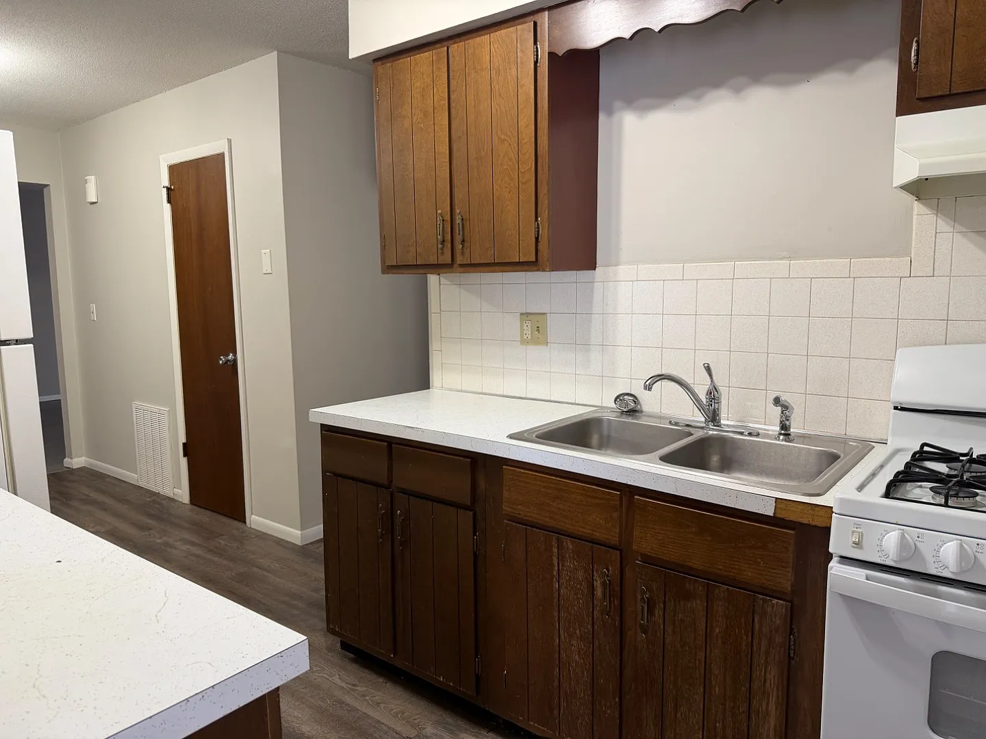211 N Lincoln St - 8 — Photo 1