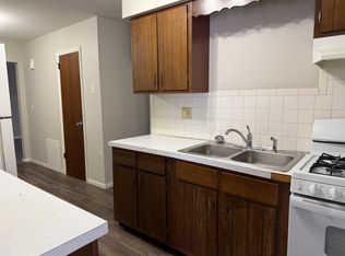 211 N Lincoln St APT 8, Athens, IL 62613