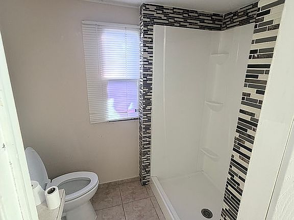 4th image of 208 S Ash St