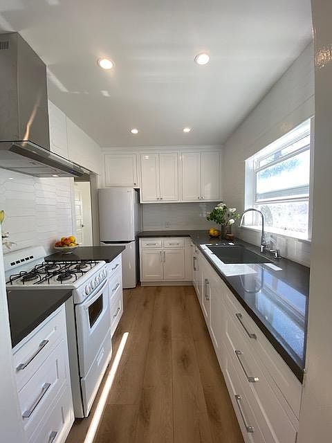1st image of 4284 Rosewood Ave #1/2