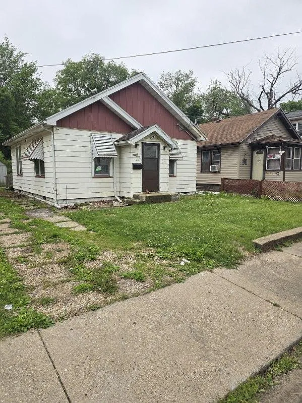 2404 W Howett St photo 1