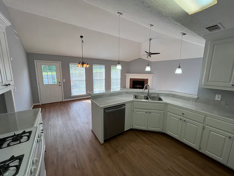 1013 Carlyle Cv — Photo 14