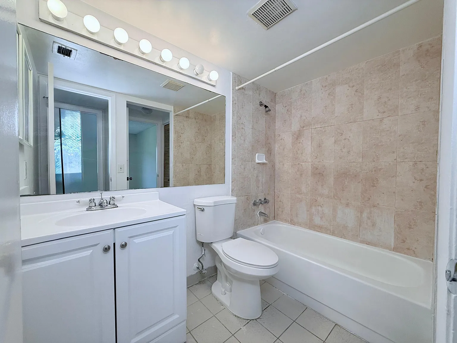 2 bed, 1.0 bath, 991 sqft, $1,895 — Photo 3