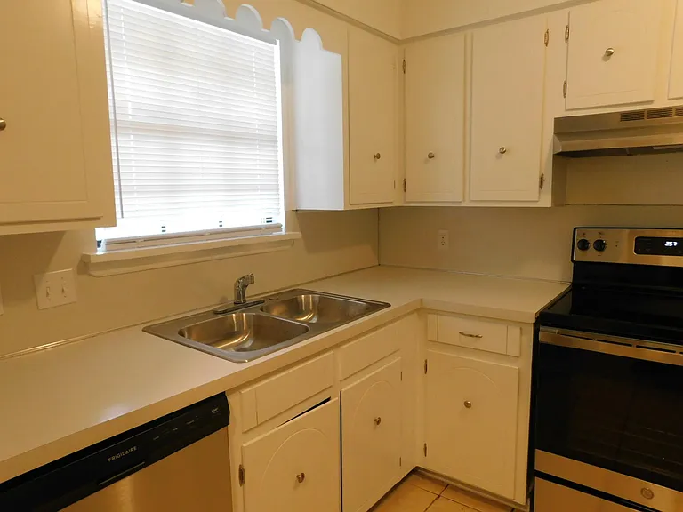 2119 Fendley Dr — Photo 4