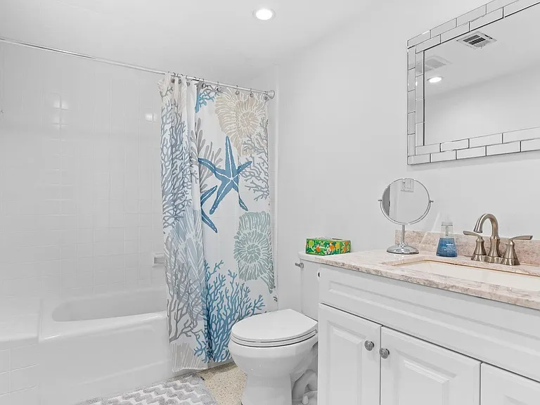 410 Venetian Dr — Photo 13