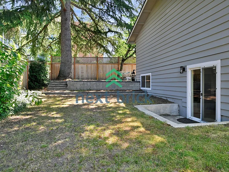 11810 NE 75th St — Photo 32