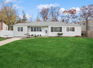 15 Court Dr, Huntington Station, NY 11746