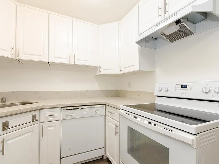 1939 Beloit Ave #103 — Photo 16