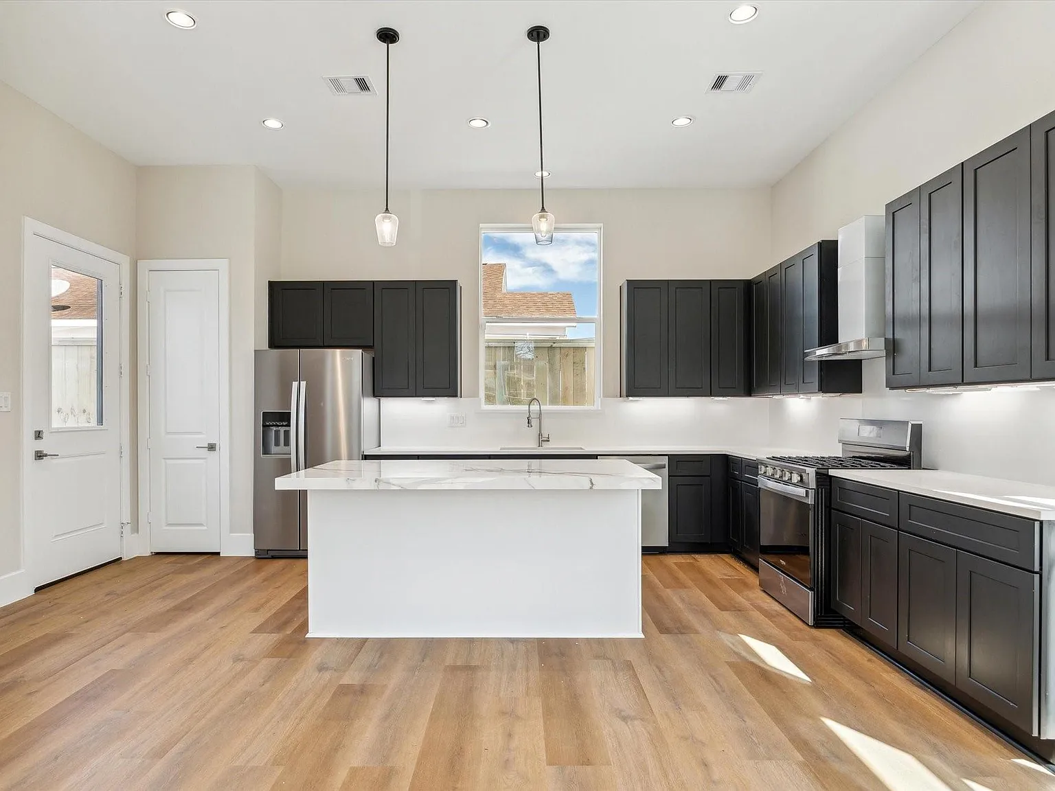 3 bed, 2.5 bath, 1918 sqft, $2,600 — Photo 3