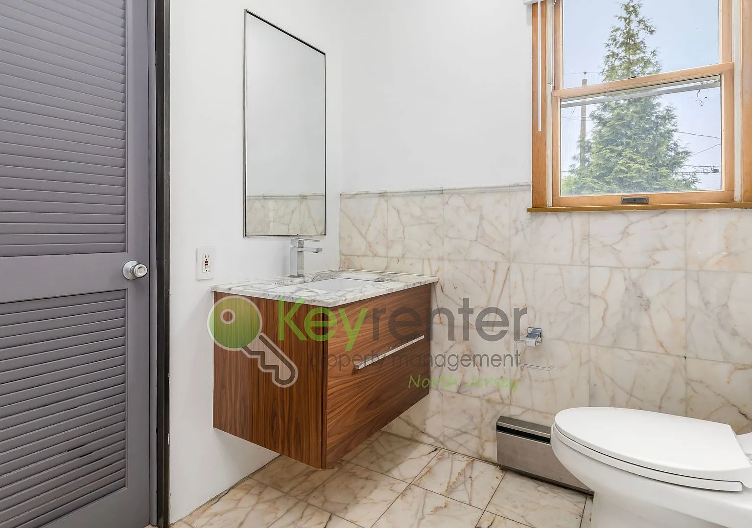 Spacious 4-Bedroom Home in Maywood | Yard, Home Office & Solar Panels — Photo 4