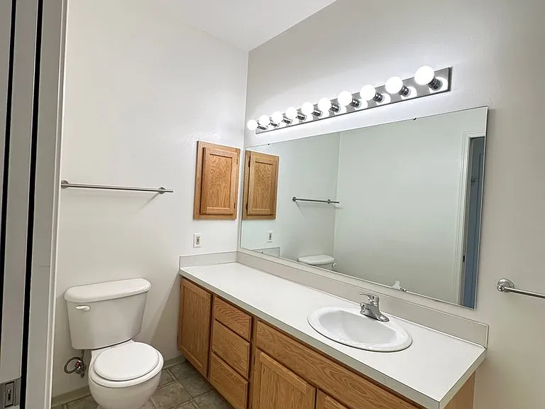 The Oaks Apartments — Photo 23
