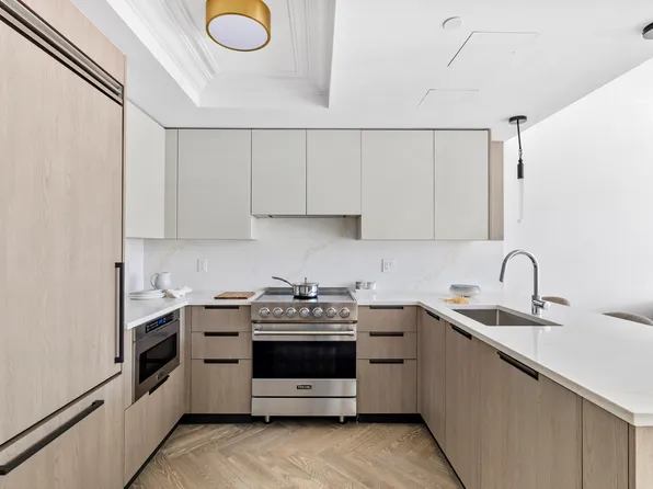 78-29 Austin Street image 4 of 24