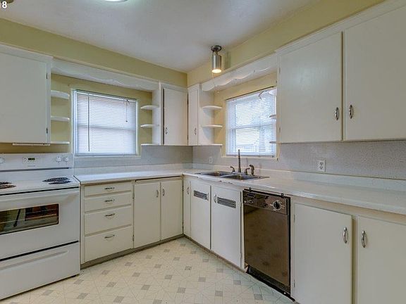 5th image of 1615 NE Edge Park Dr