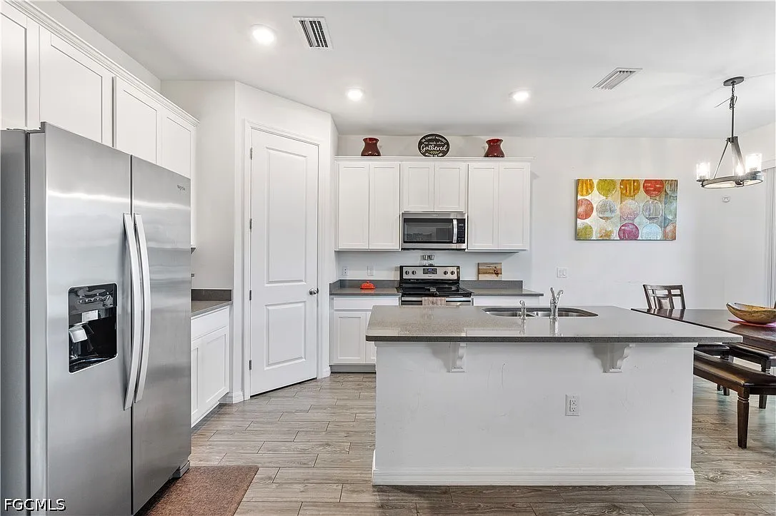 3 bed, 2.0 bath, 1490 sqft, $2,400 — Photo 4