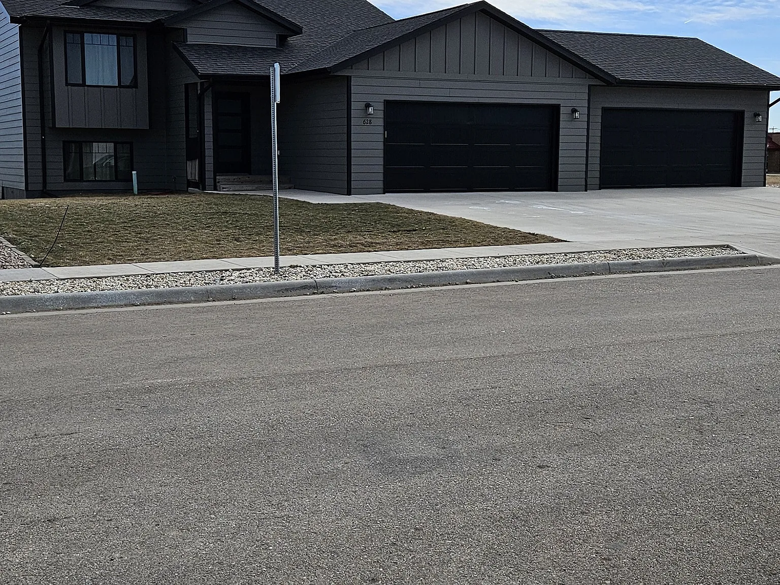4 bed, 1824 sqft, $2,300 — Photo 2