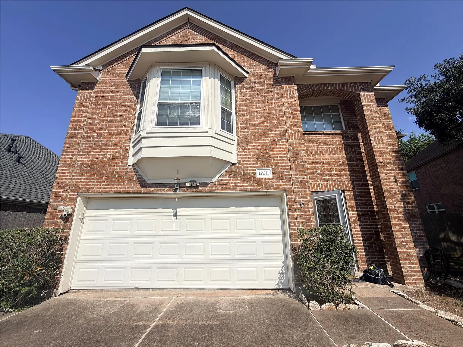 3 bed, 2.5 bath, 2199 sqft, $2,300 — Photo 1