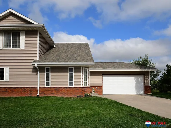 2200 Surfside Dr, Lincoln, NE 68528