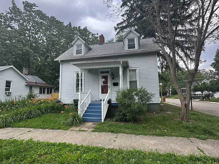 108 E Oregon St — Photo 1