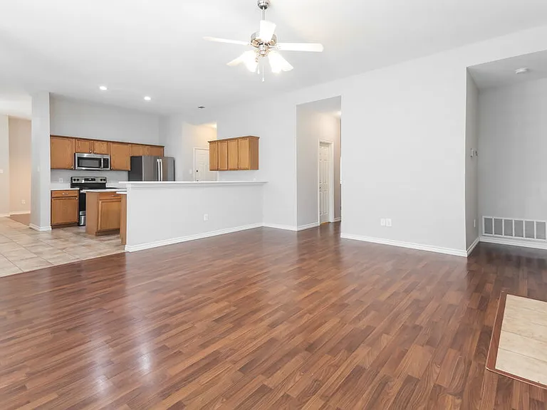 419 Creekview Dr — Photo 4