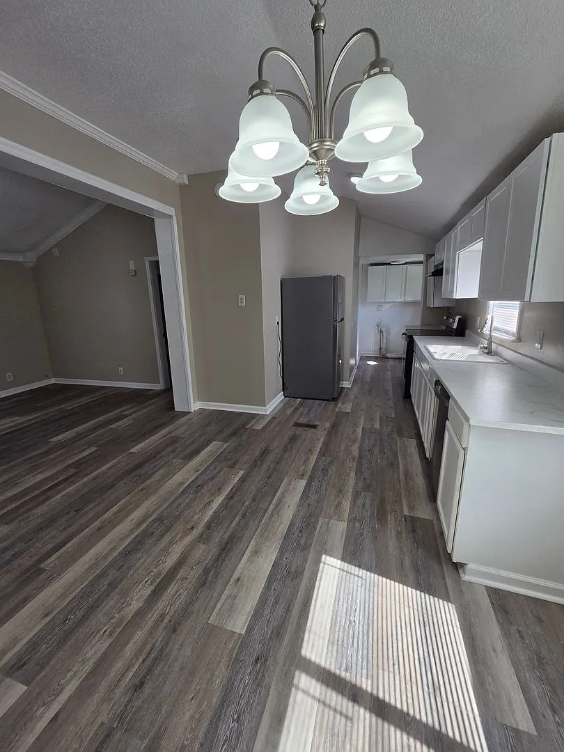 3 Bed 2 Bath Home + Bonus Room — Photo 4