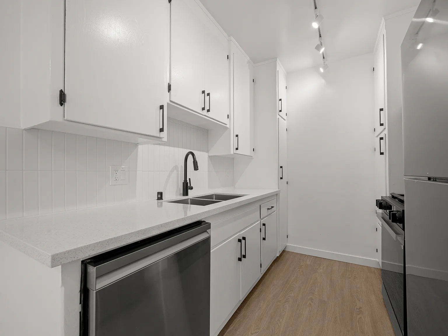 2 bed, 1.5 bath, 861 sqft, $4,095 — Photo 4