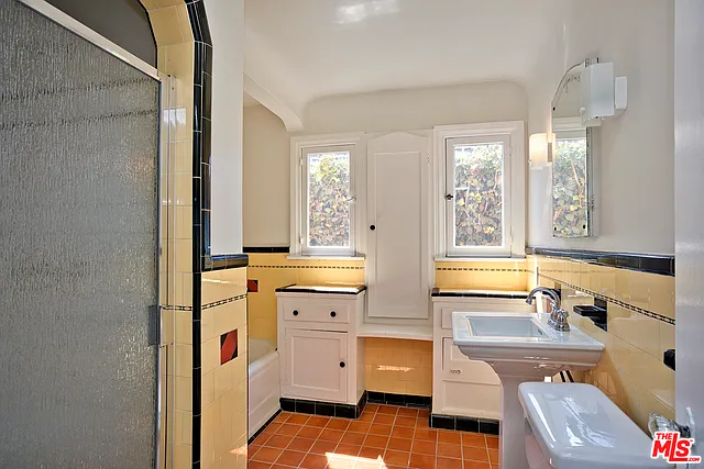 2035 Selby Ave — Photo 17