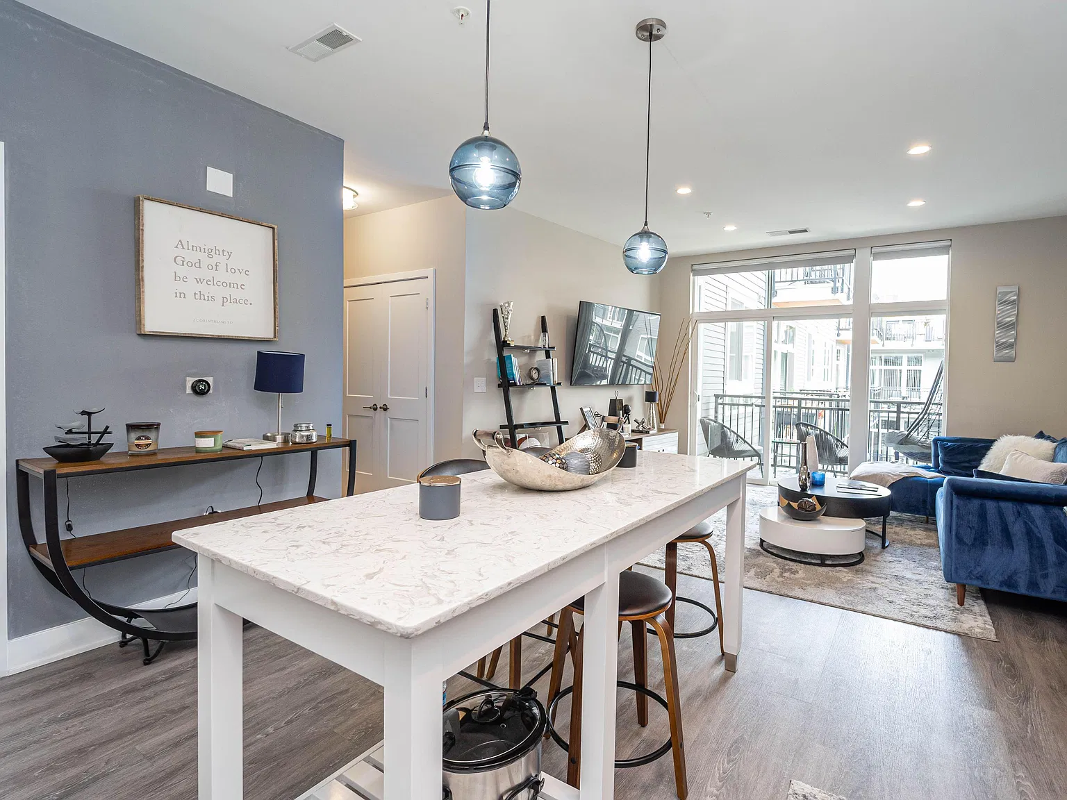 1 bed, 2.0 bath, 967 sqft, $3,867 — Photo 4