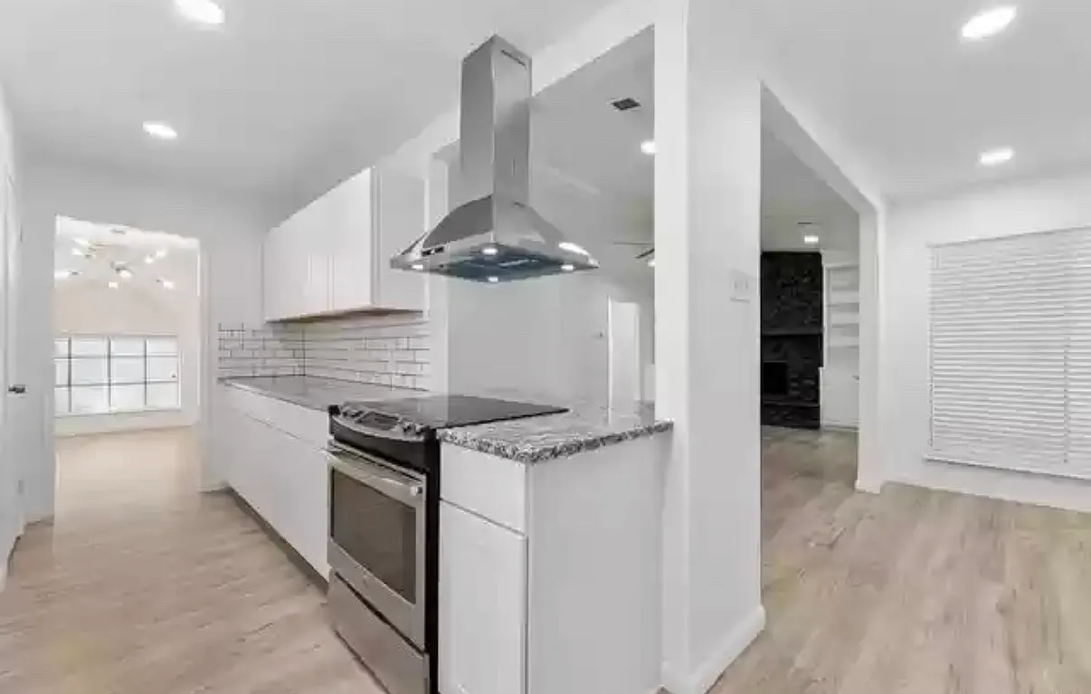 4 bed, 2200 sqft, $4,500 — Photo 2