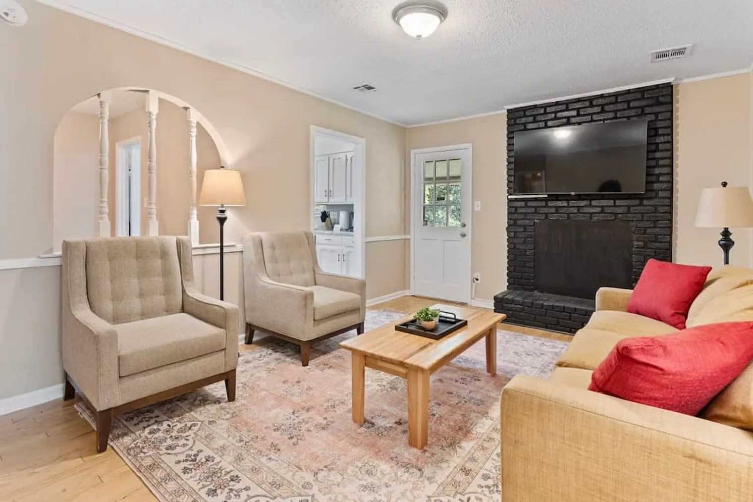 4 bed, 2.0 bath, 1496 sqft, $2,803 — Photo 1