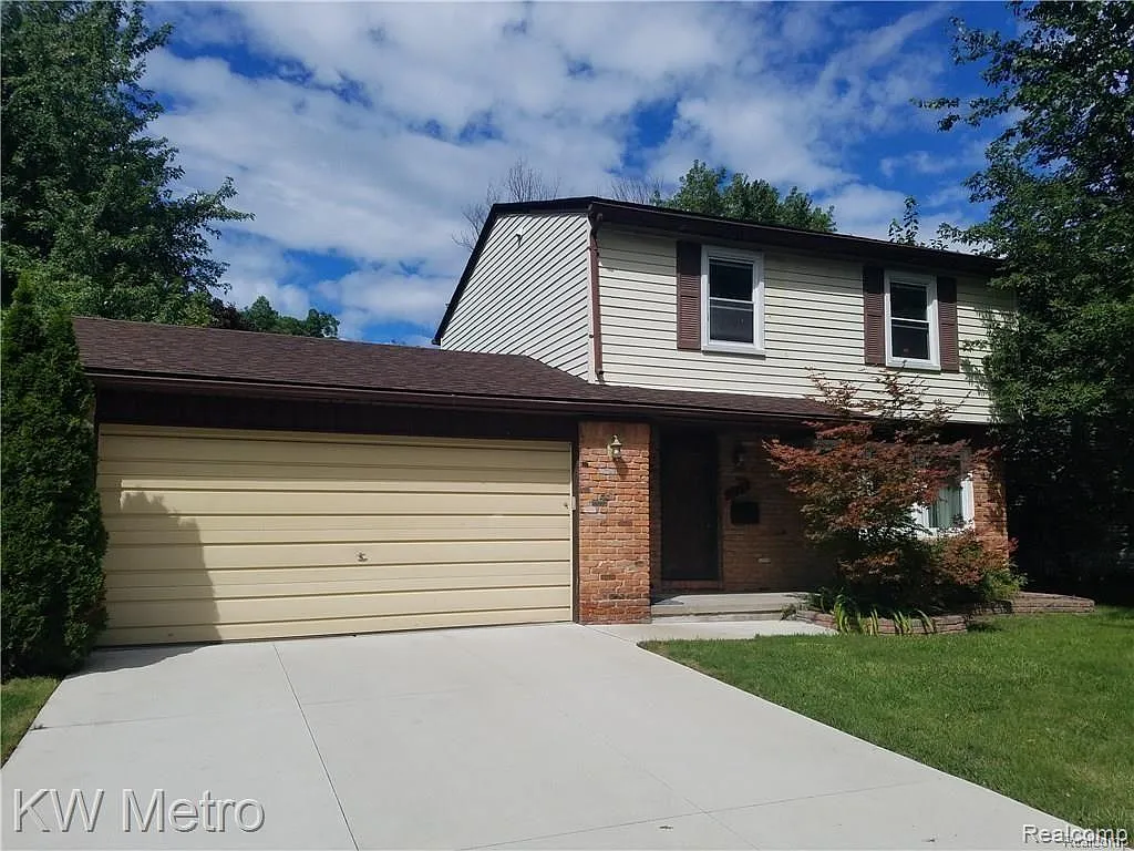 3 bed, 1.5 bath, 1300 sqft, $2,400 — Photo 1
