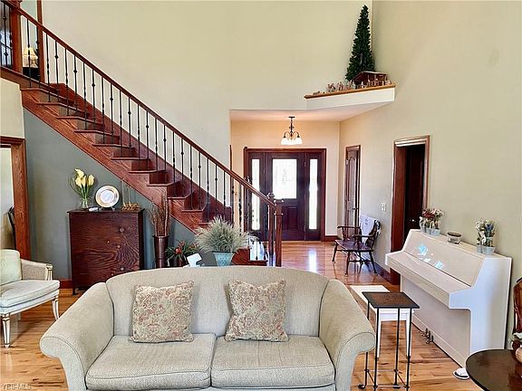 4th image of 575 Parkview Dr