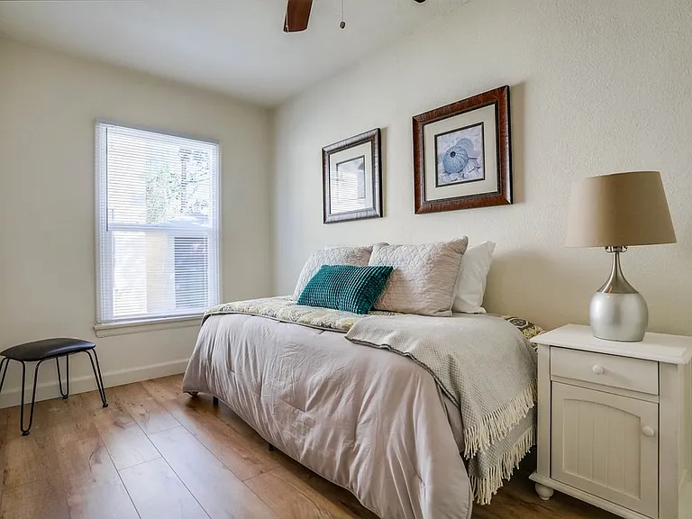 2466 Cedar Ave — Photo 5