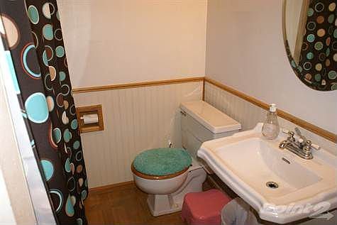 Main Floor Bath/Full w/shower