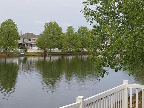 4th image of 1121 Oakcrest Dr