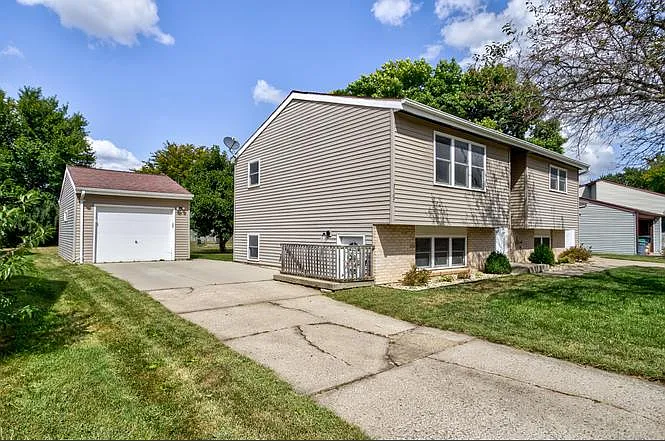 Driveway/Garage/Entrance