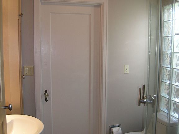 Sunny Bath w/ Wall of Privacy Glass