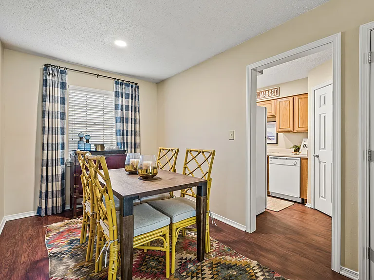 Colonial Plaza Apartments — Photo 15