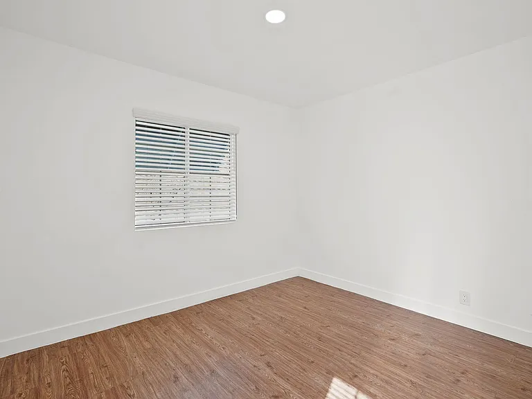 530 Almond Ave — Photo 4