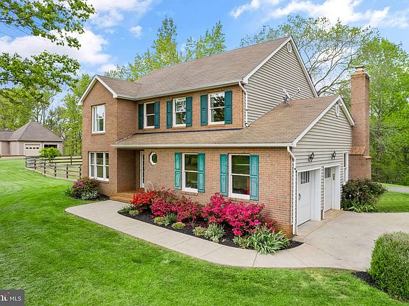 3rd image of 8041 Fawn Creek Ln