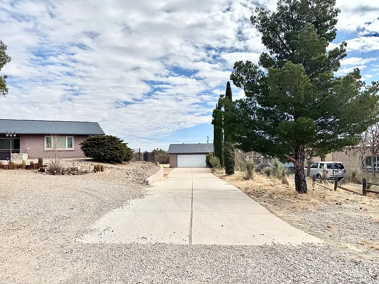 1327 S Yucca Dr — Photo 2