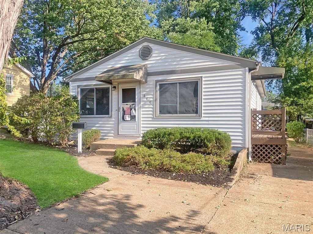 640 Clover Ln photo 1