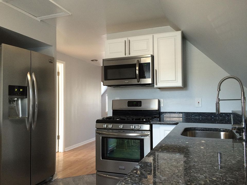 Fully equip kitchen w/ stainless steel appliances and granite counter tops