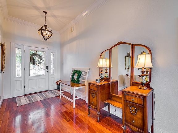 5th image of 207 Skywood Cir