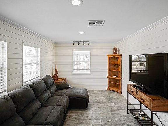 5th image of 640 Dolphin Cir