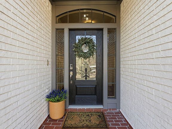 4th image of 134 Quiet Oak Cir